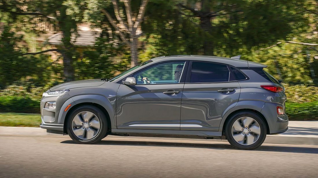 Hyundai Kona Electric Standard Range (2018-2019) вид сбоку, силуэт, двери, колеса, экстерьер