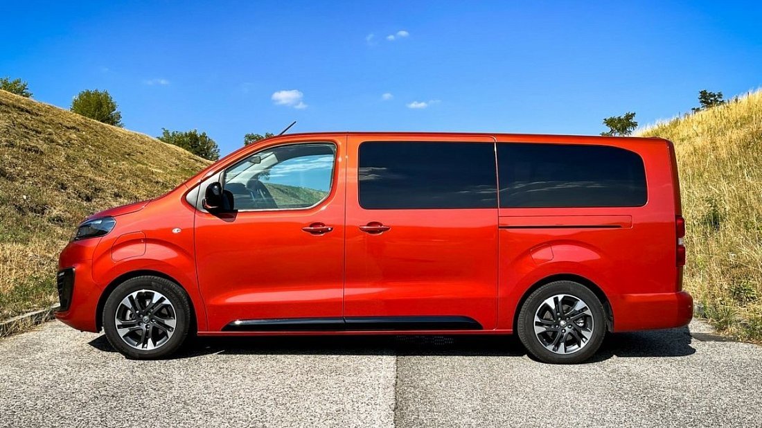 Opel Zafira Electric Life L 75 kWh (2021-2024) вид сбоку, силуэт, двери, колеса, экстерьер