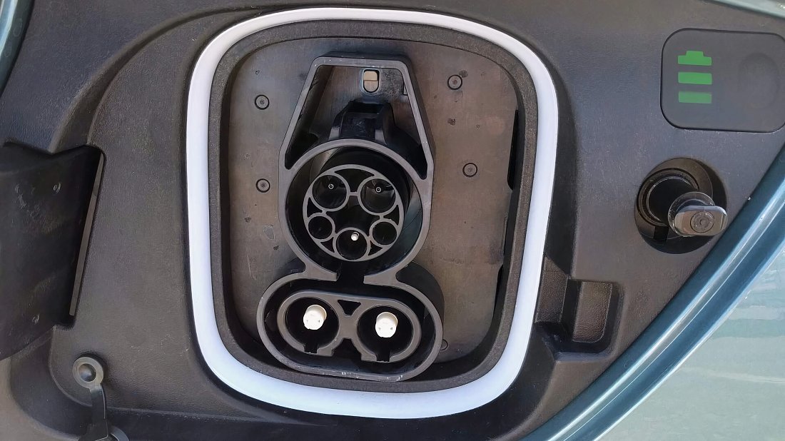 Hyundai Kona Electric Standard Range (2018-2019) порт для зарядки (США), зарядка, разъем, штекер, коннектор