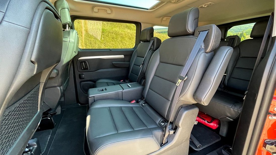 Opel Zafira Electric Life L 75 kWh (2021-2024) задние сиденья, пассажирские сиденья, пространство для ног, пространство над головой, интерьер